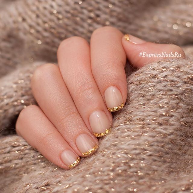 Бежевий френч манікюр із золотою блискучою лінією