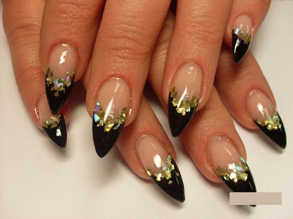 Чорний френч з абстрактним золотом на довгих нігтях стилет