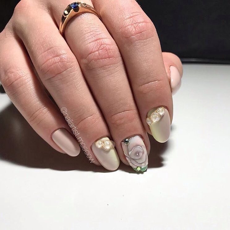 Матовий бежевий манікюр з 3D квітами та срібними стразами