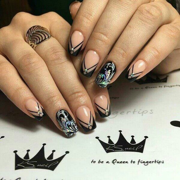 Чорна абстракція з блиском та сріблом на мигдалевих нігтях