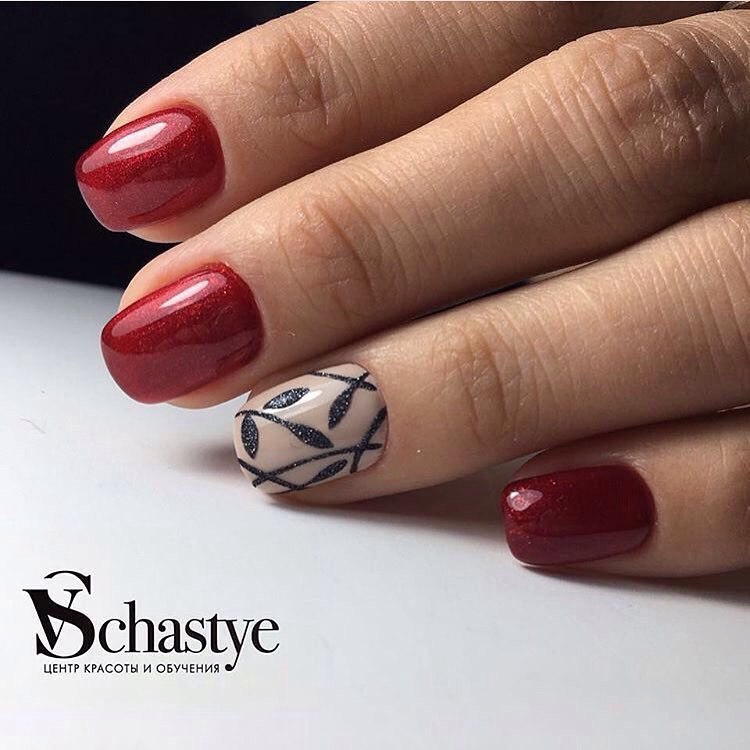Бордовий манікюр з абстрактними блискучими елементами