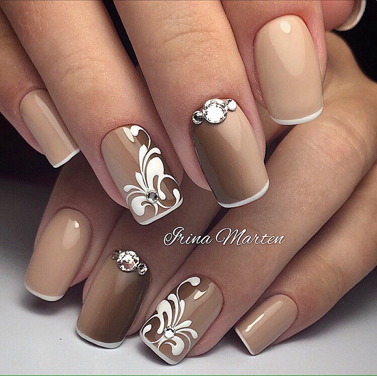 Вишуканий бежевий френч з квітковим розписом та сріблястими акцентами