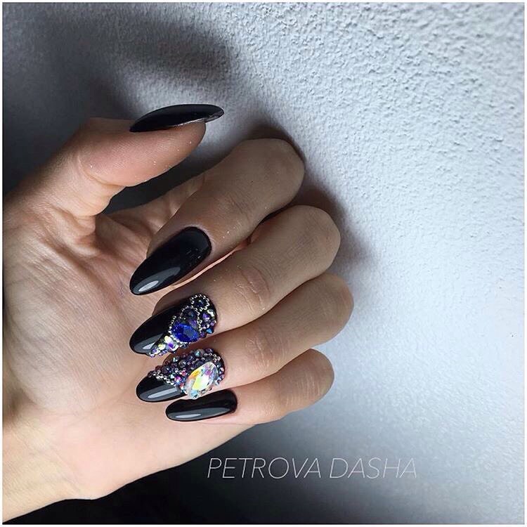 Чорний манікюр стилет з 3D ефектом та блискучими стразами