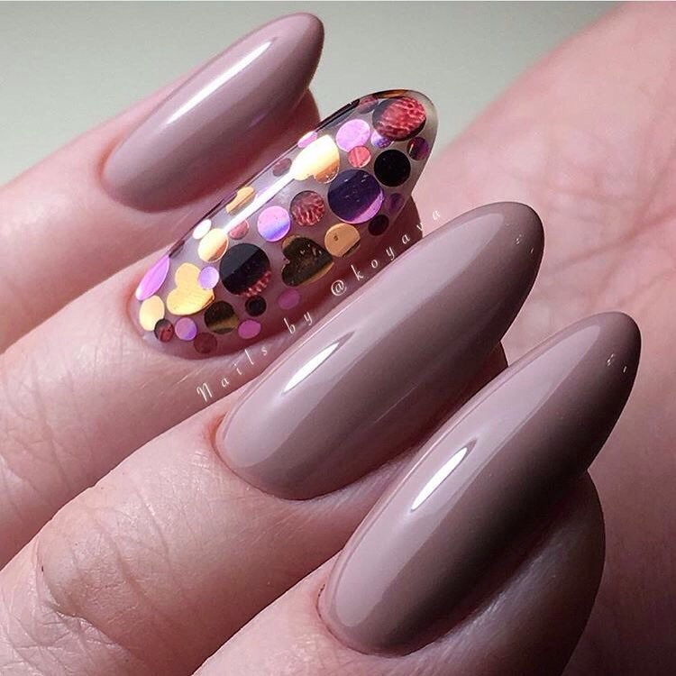 Довгий мигдаль: бежевий блискучий манікюр у стилі максималізм з акцентами