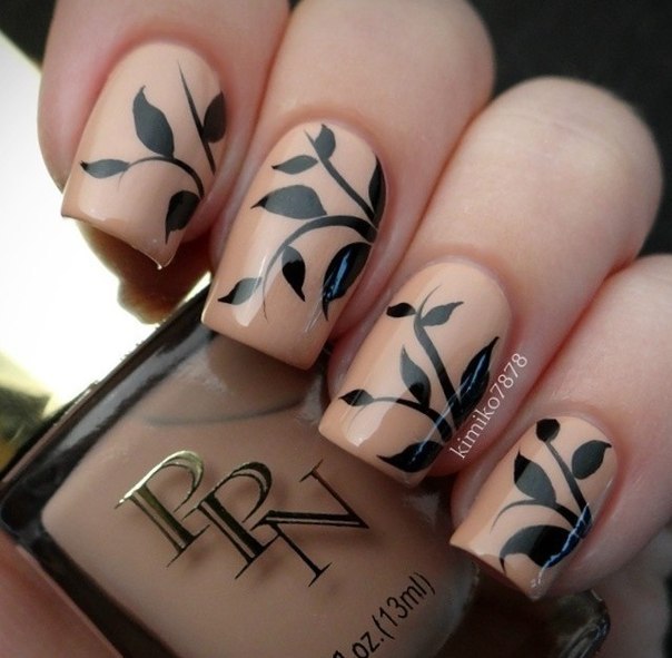Бежеві овальні нігті: витончений квітковий розпис чорним – краса, створена вручну