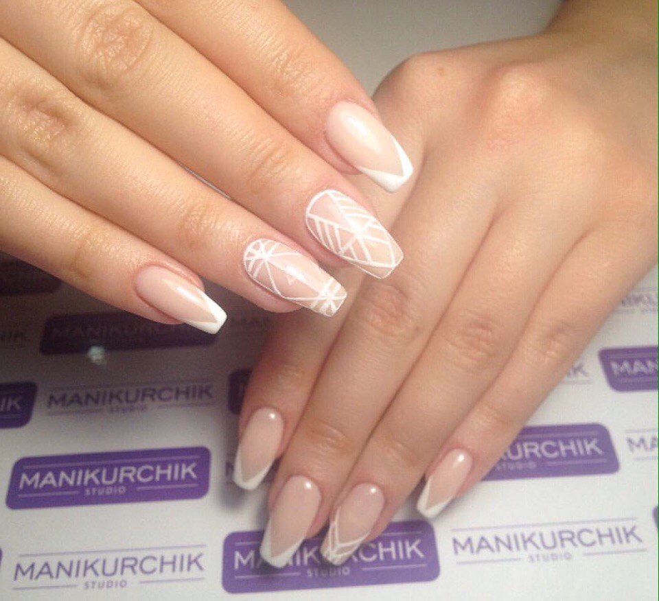 Бежевий френч манікюр та біла геометрія на довгих нігтях