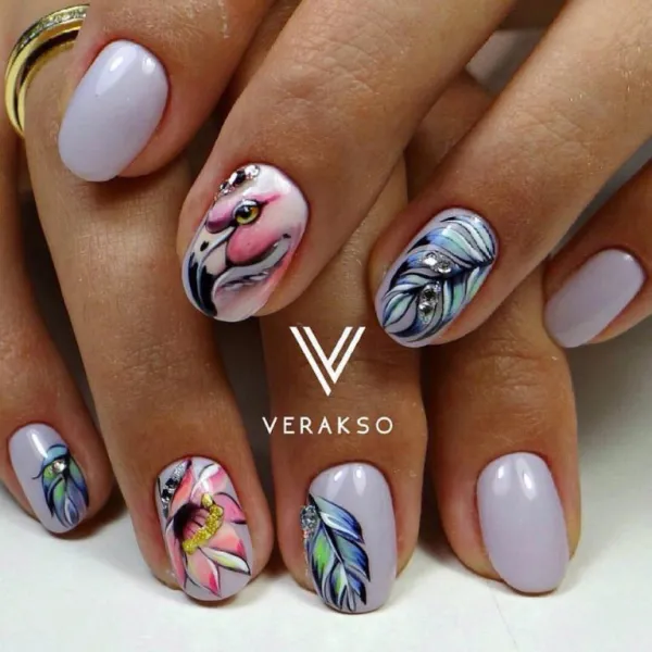 Фіолетово-рожевий вибух: овальний манікюр з абстрактними квітами та блиском