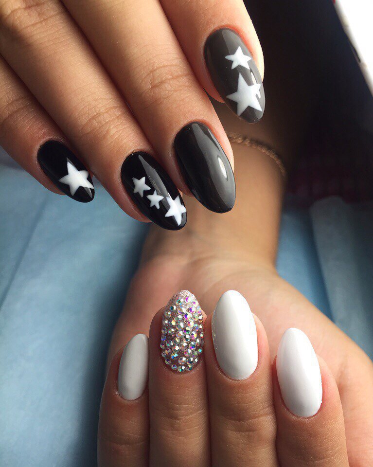 Довгий чорний манікюр з білим розписом та блискучими стразами