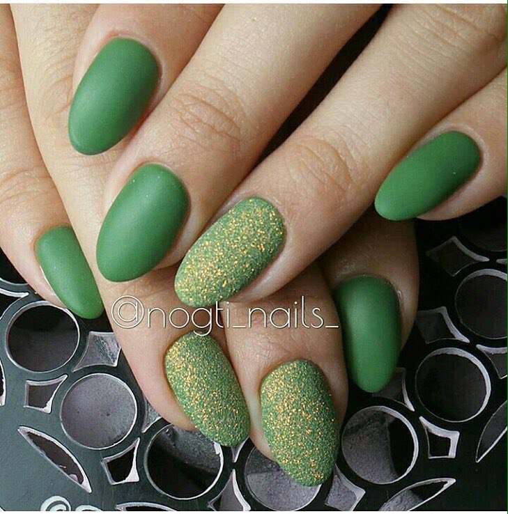 Смарагдовий матовий манікюр з акцентами золотих блискіток на овальних нігтях