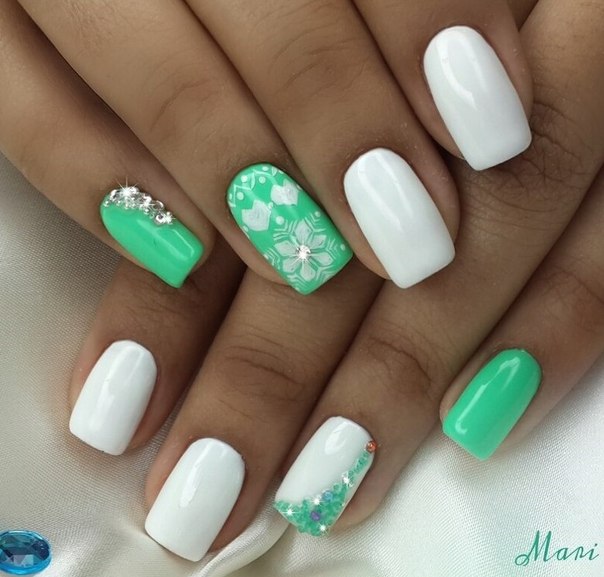 Об'ємний білий манікюр з ручним розписом та сріблястим блиском