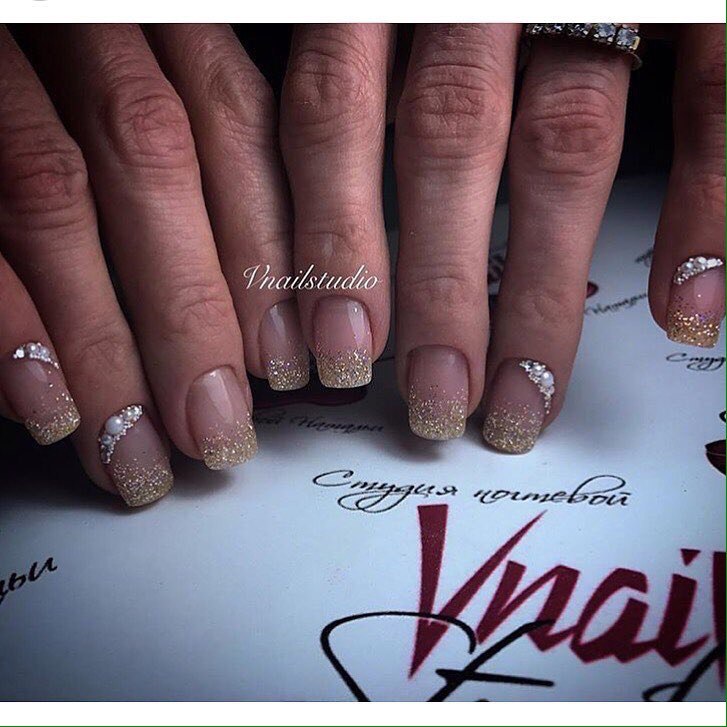 Бежевий френч з блиском та золотими елементами на квадратних нігтях