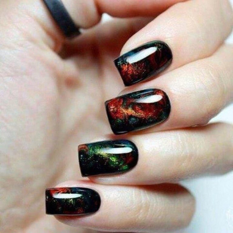 Абстрактний чорний манікюр з яскравим ручним розписом та блиском