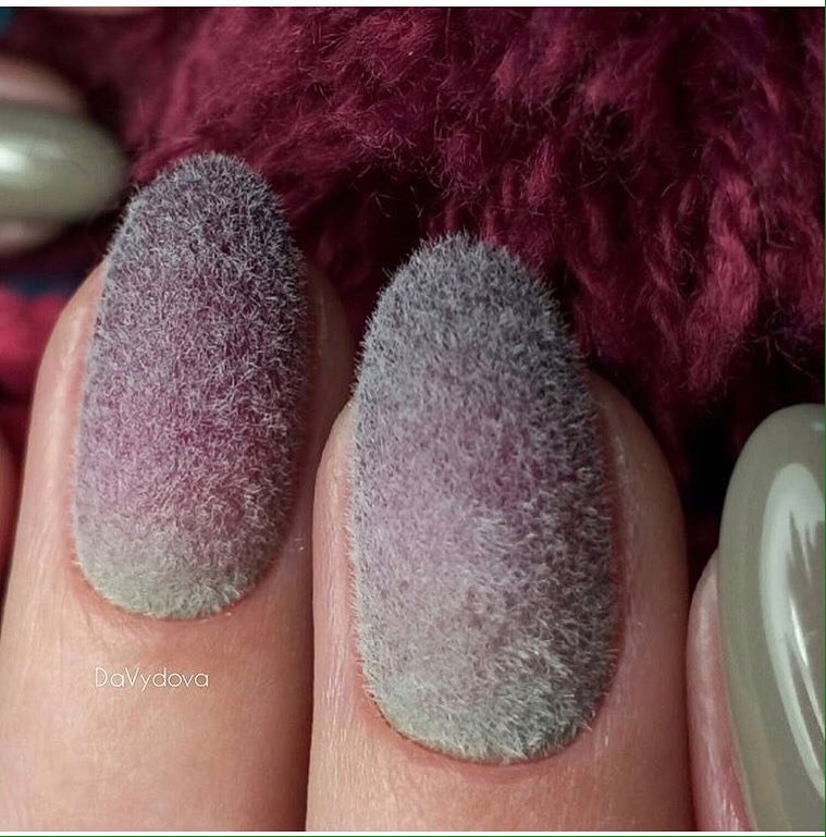 Зимовий шик: Фіолетово-сіре омбре 3D на овальних нігтях гель-лаком