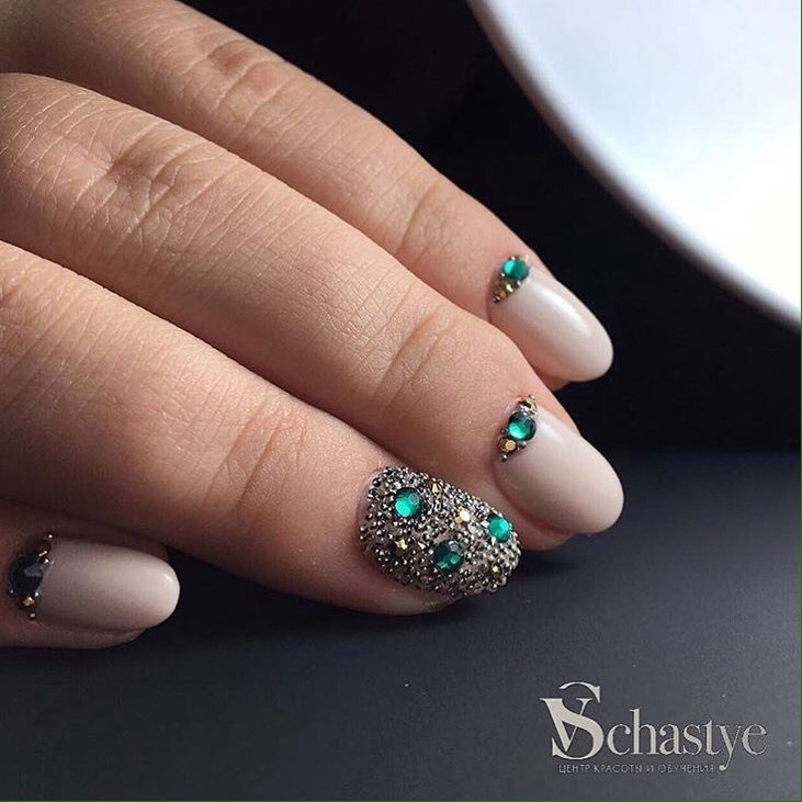 Бежевий манікюр з матовим покриттям та зеленими 3D елементами