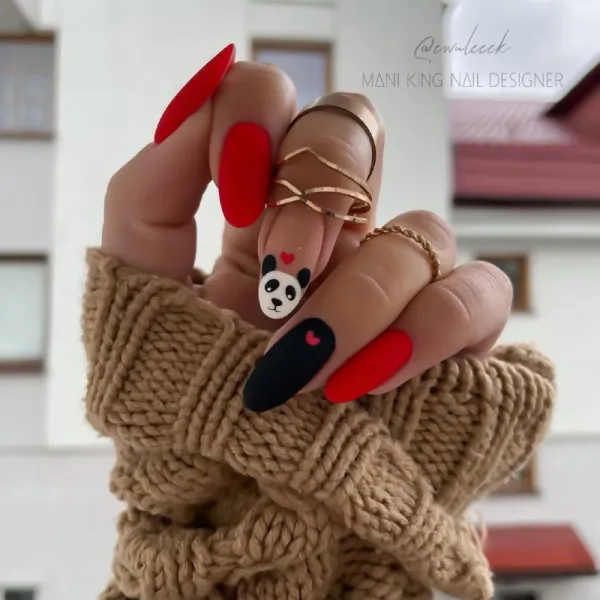 Червоно-чорний матовий манікюр: максималізм на мигдалеподібних нігтях