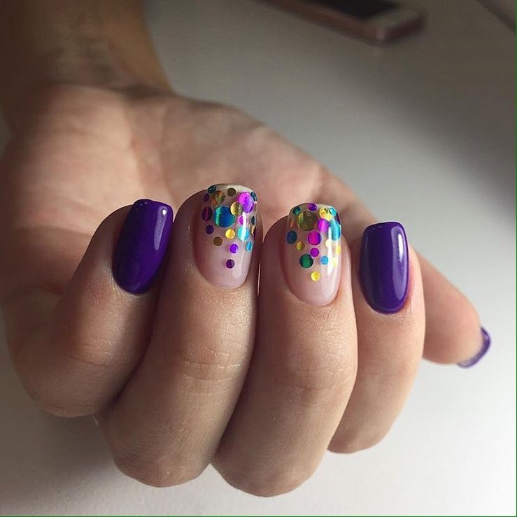 Яскравий фіолетово-бежевий максималізм: овальні нігті з блиском та негативним простором