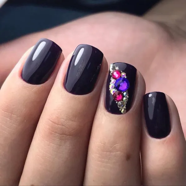 Фіолетово-рожевий блискучий максималізм на квадратних нігтях