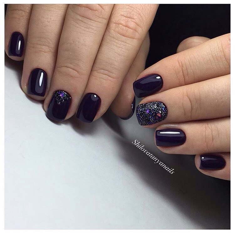 Фіолетовий манікюр з блискітками та об'ємними елементами