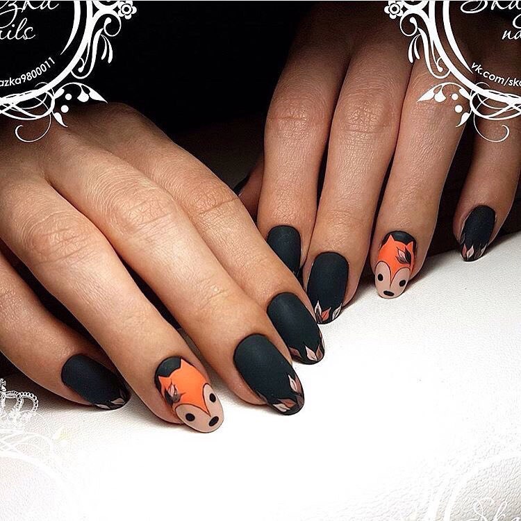 Матовий чорний манікюр з помаранчевими абстрактними мазками