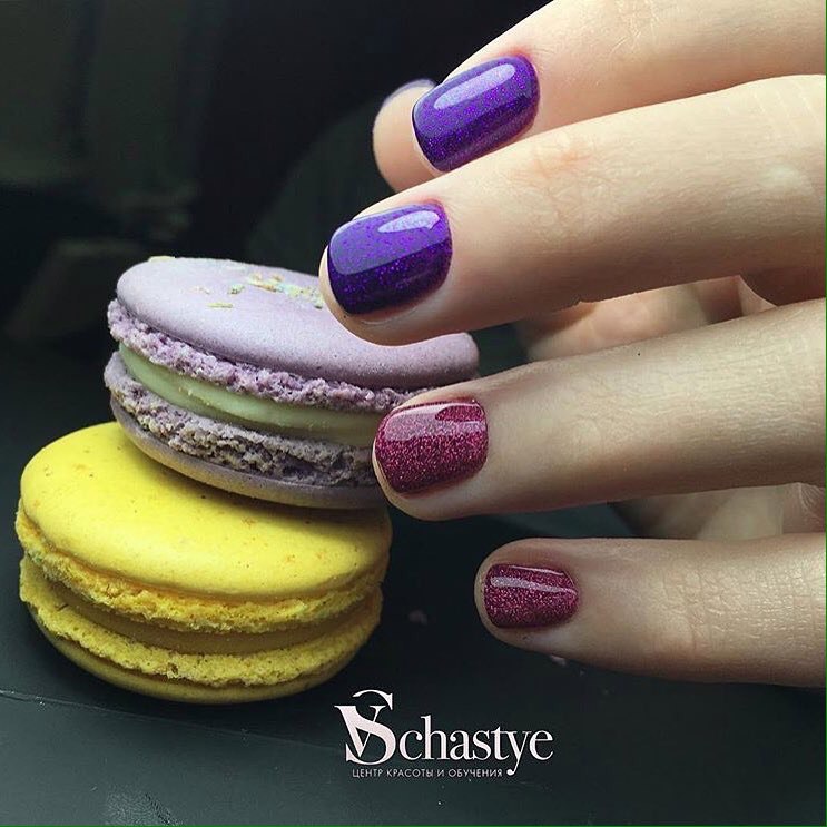 Фіолетовий манікюр з бордовим блиском на коротких овальних нігтях