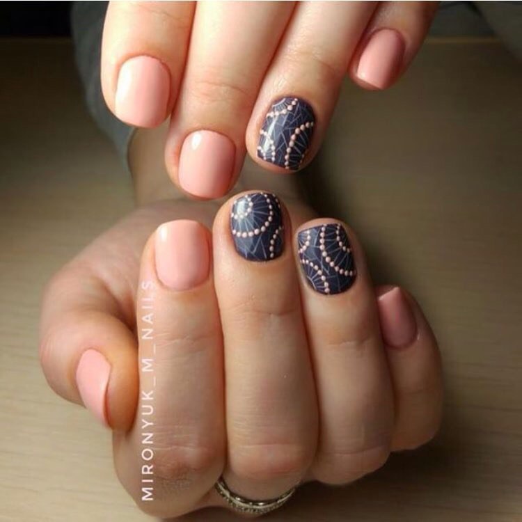 Рожевий манікюр з синім геометричним візерунком на круглих нігтях