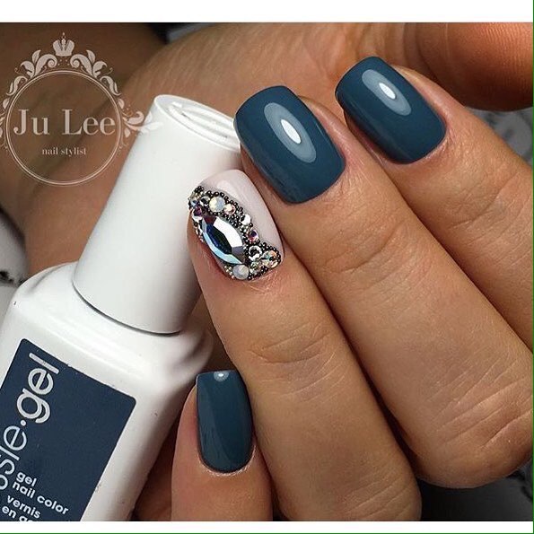 Синій манікюр з 3D елементами та блискучими стразами