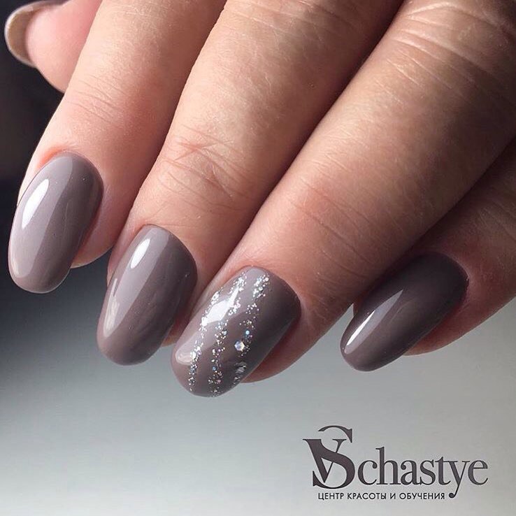 Стильний сірий манікюр: овальні нігті з витонченим сріблястим блиском
