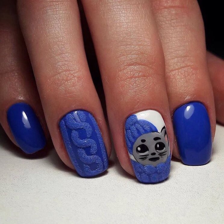 Синій зимовий манікюр з 3D візерунками та ручним розписом