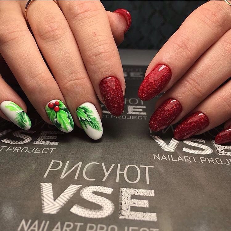 Яскравий червоний манікюр з квітковим розписом та блискітками