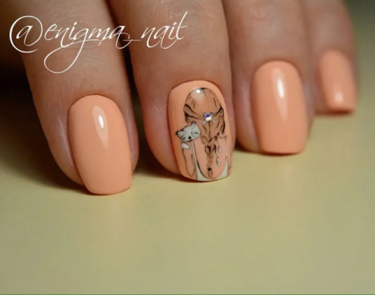 Овальний помаранчевий манікюр: чорний розпис та стрази