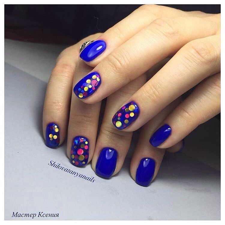 Синій манікюр з золотом та рожевими блискітками на коротких нігтях