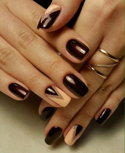 Бордовий манікюр з геометричним дизайном та золотом на овальних нігтях