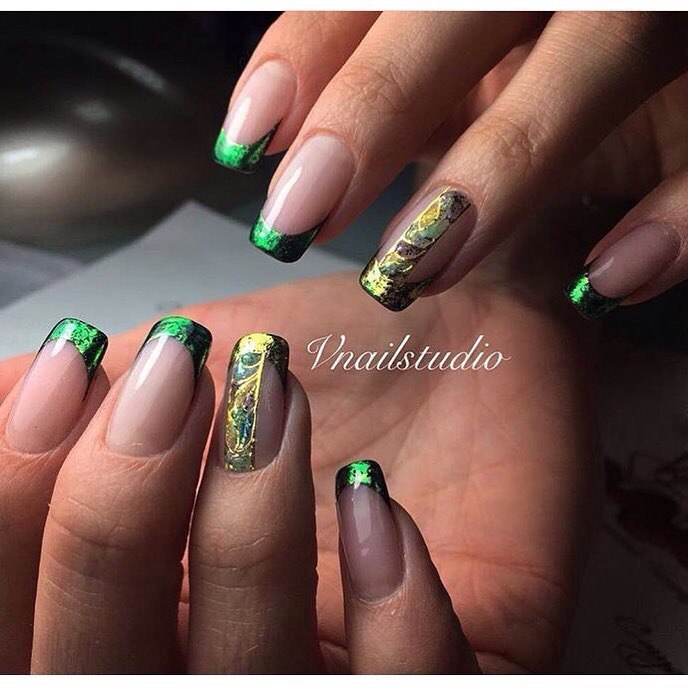 Зелений французький манікюр з золотими акцентами на овальних нігтях