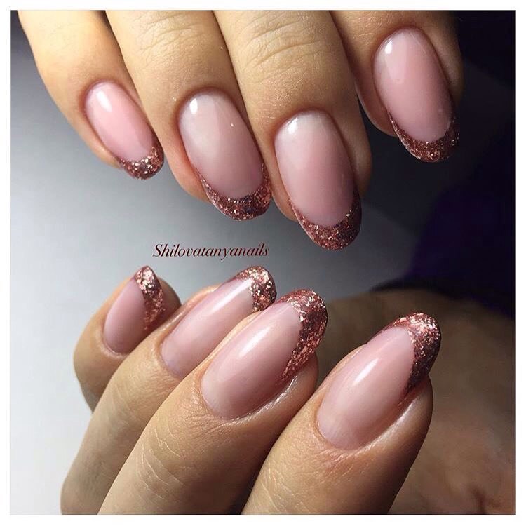 Витончений бежево-золотий френч: довгі мигдалеподібні нігті з блискітками