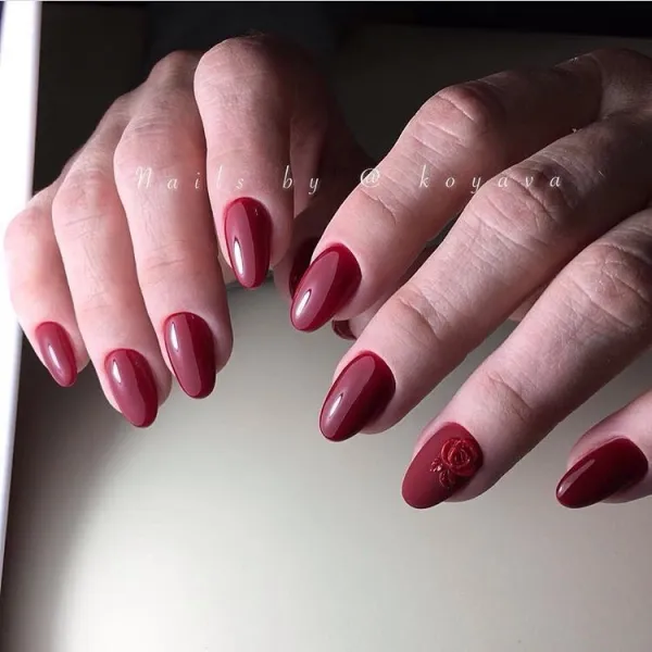 Бордовий мигдаль з об'ємними квітковими візерунками