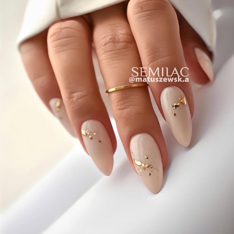 Елегантний бежевий манікюр із золотою фольгою на довгі мигдалеподібні нігті