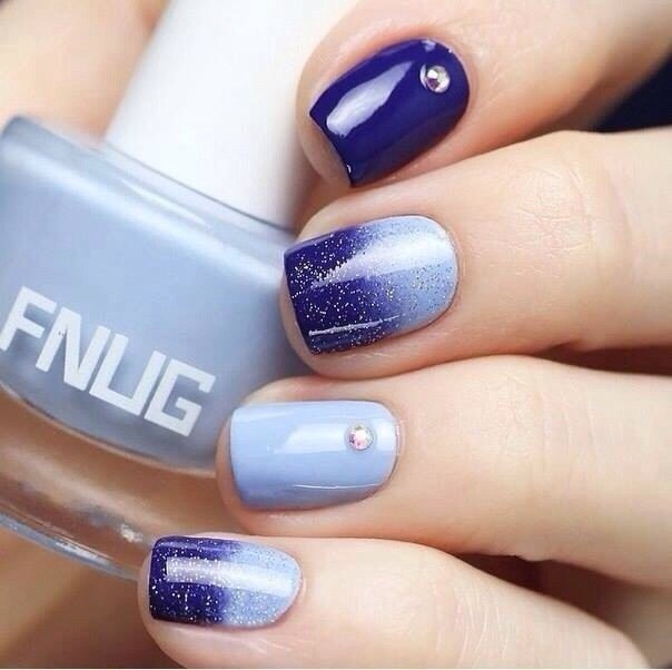 Синій омбре манікюр з блискітками та 3D елементами