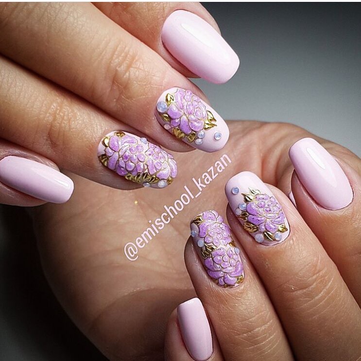 Яскравий 3D квітковий дизайн на мигдалеподібних нігтях