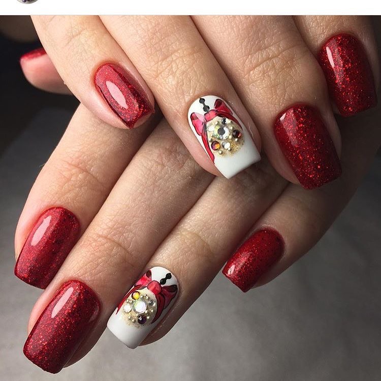 Червоний манікюр з білим розписом, 3D та стразами на квадратних нігтях