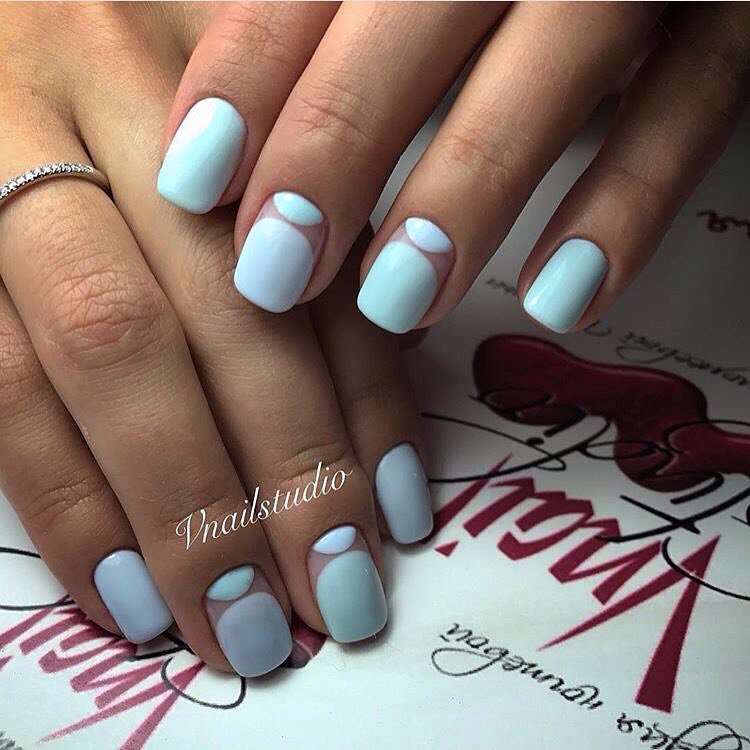 Синій мінімалістичний манікюр з геометричним розписом та негативним простором