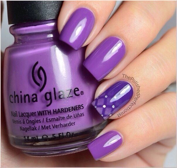 Фіолетовий манікюр зі сріблястою геометрією та ручним розписом