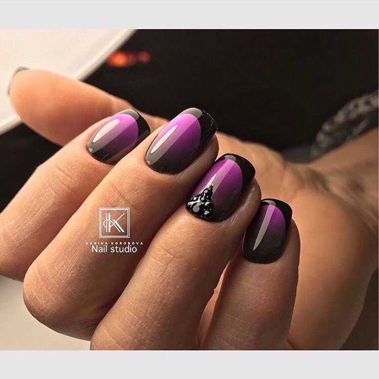 Фіолетовий омбре манікюр зі стразами на овальних нігтях