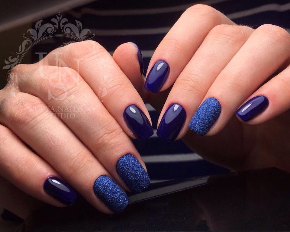 Синій блискучий манікюр з блискітками на овальних нігтях