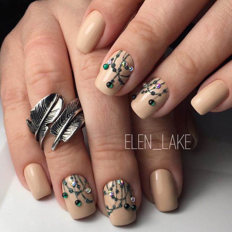 Квадратний бежевий манікюр з зеленими 3D-елементами та блискітками