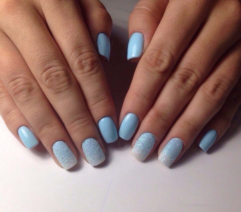 Синій омбре манікюр з білим переходом та срібними блискітками