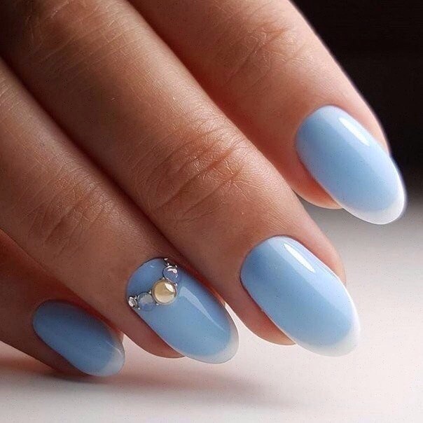 Синій френч манікюр зі сріблястими стразами на овальних нігтях