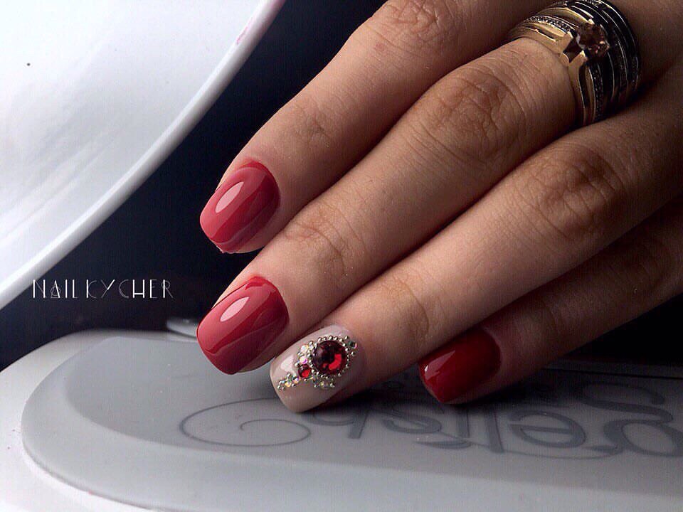 Бордовий манікюр з 3D елементами та стразами на овальних нігтях