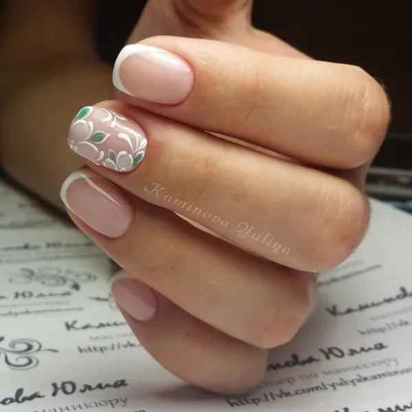 Ніжний бежевий френч з квітковим розписом на овальних нігтях