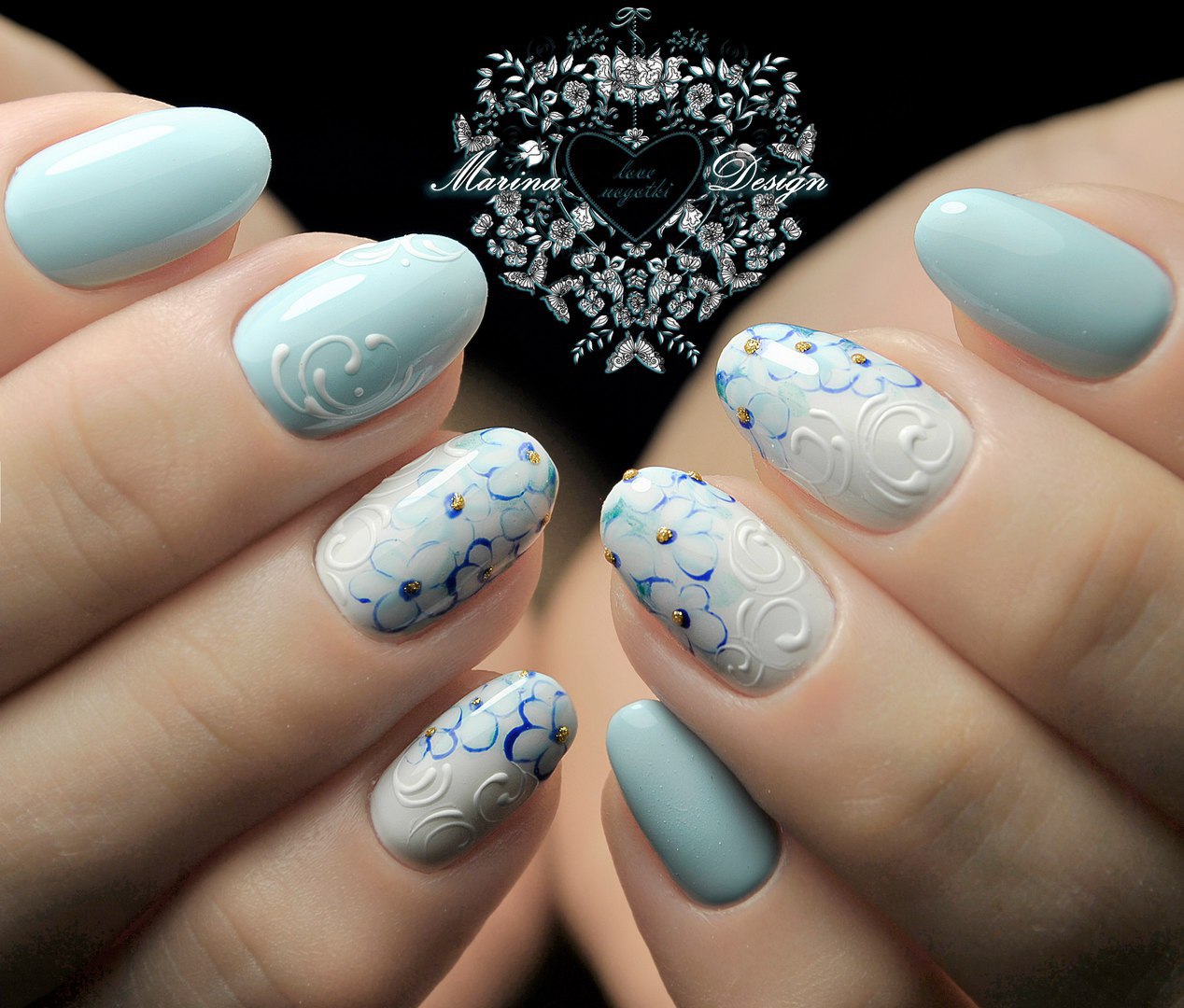 Овальний синій манікюр: квітковий 3D дизайн зі стразами