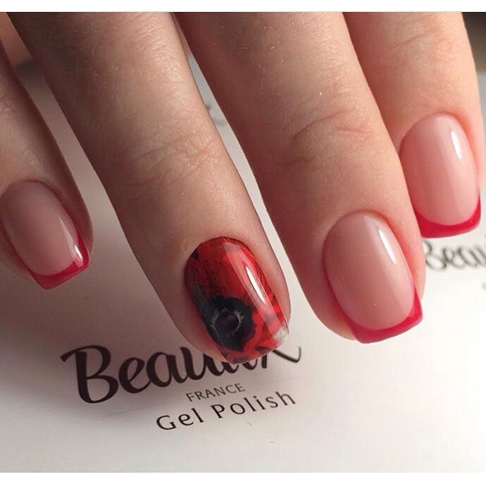 Манікюр френч бежевий з червоними квітами ручного розпису